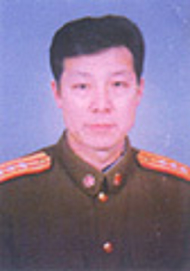  p>冯元起,山东省临朐县人,1970年入伍,历任炮五师和24集团军炮兵旅