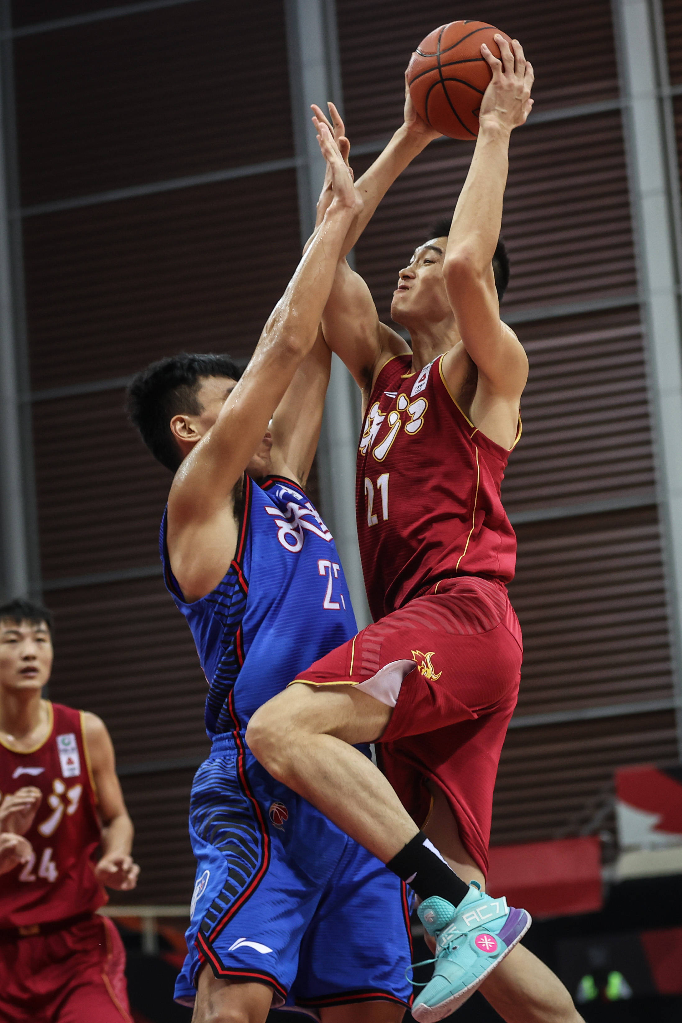 朱旭航,1993年12月24日出生于河南省洛阳市汝阳县,中国职业篮球运动员