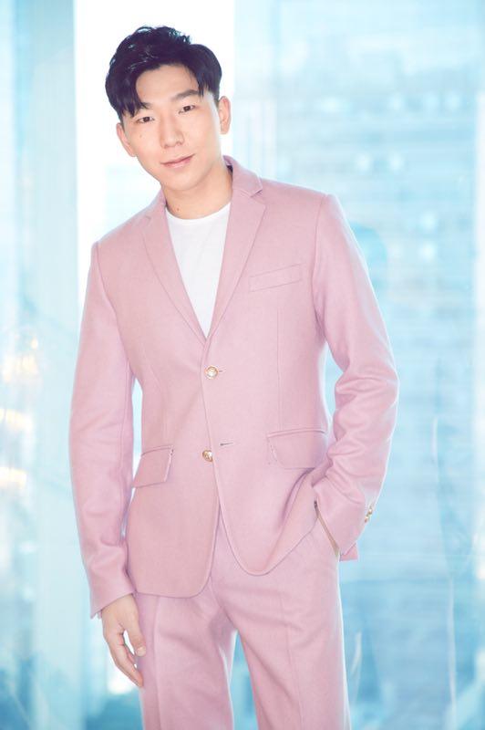 11月1日出生于内蒙古自治区兴安盟科尔沁右翼中旗,中国内地影视男演员