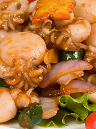  p>洋葱炒墨鱼仔是一道菜品,主料为 a target="_blank" href="/item