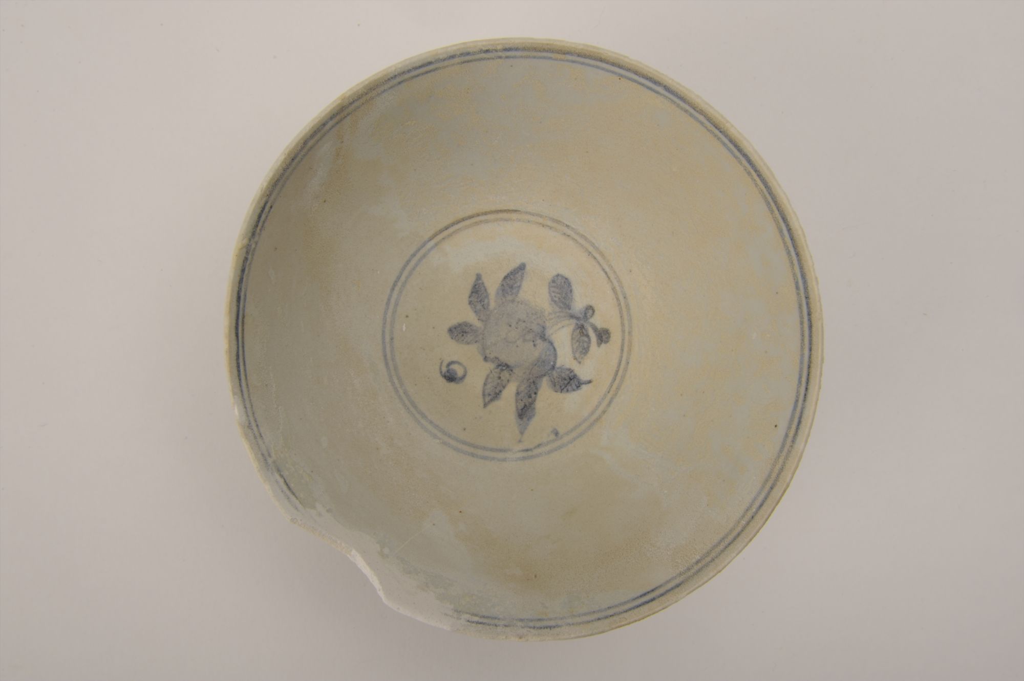 明代青花缠枝花卉纹瓷碗