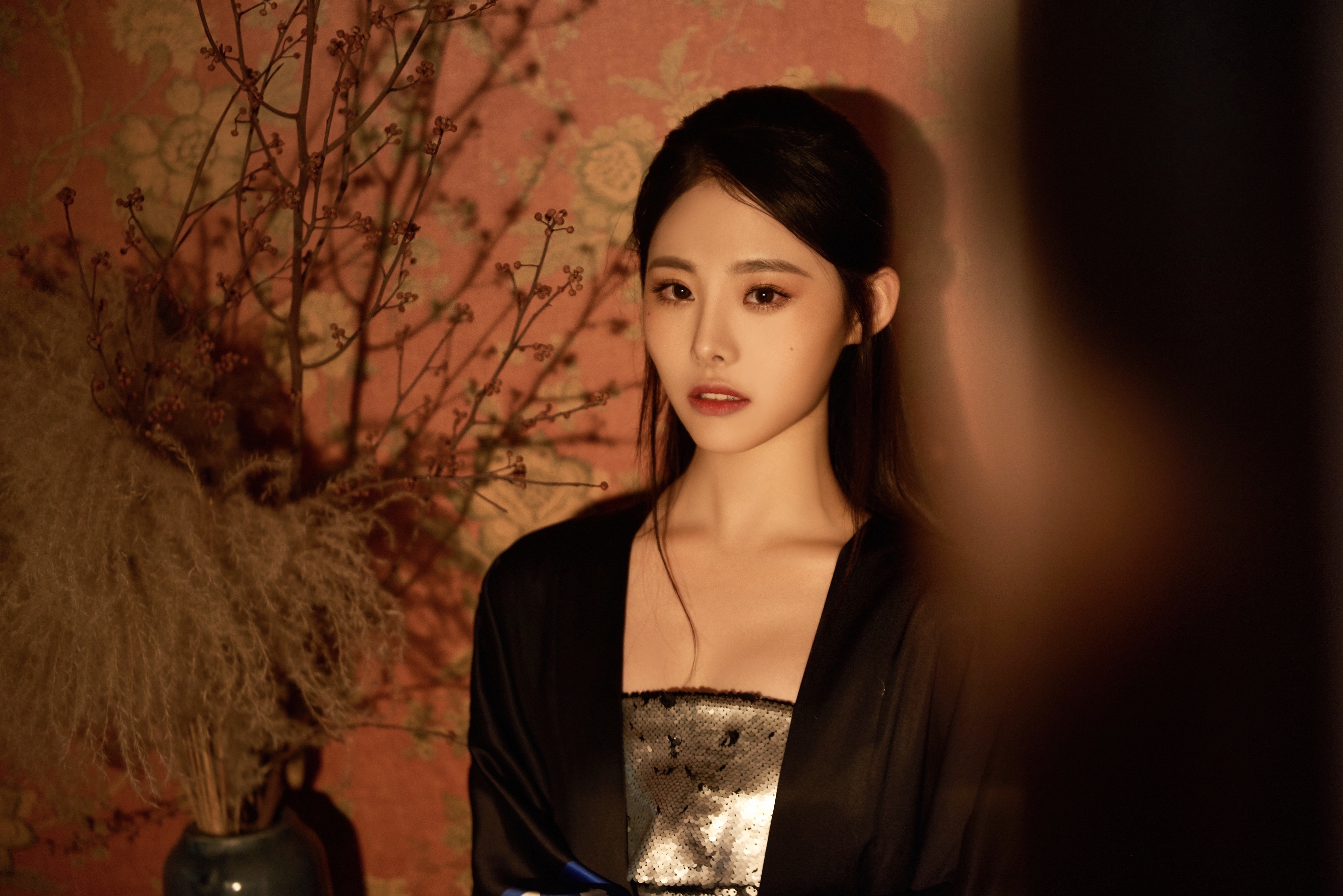  p>董颜,本名王婷,1996年3月20日出生于浙江宁波,毕业于 a target="