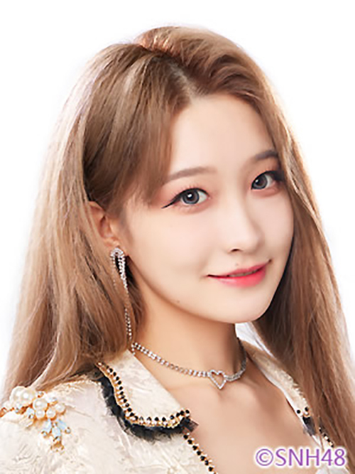  p>杨宇馨,2000年11月7日出生于河南省,中国内地女歌手,女子偶像团体 