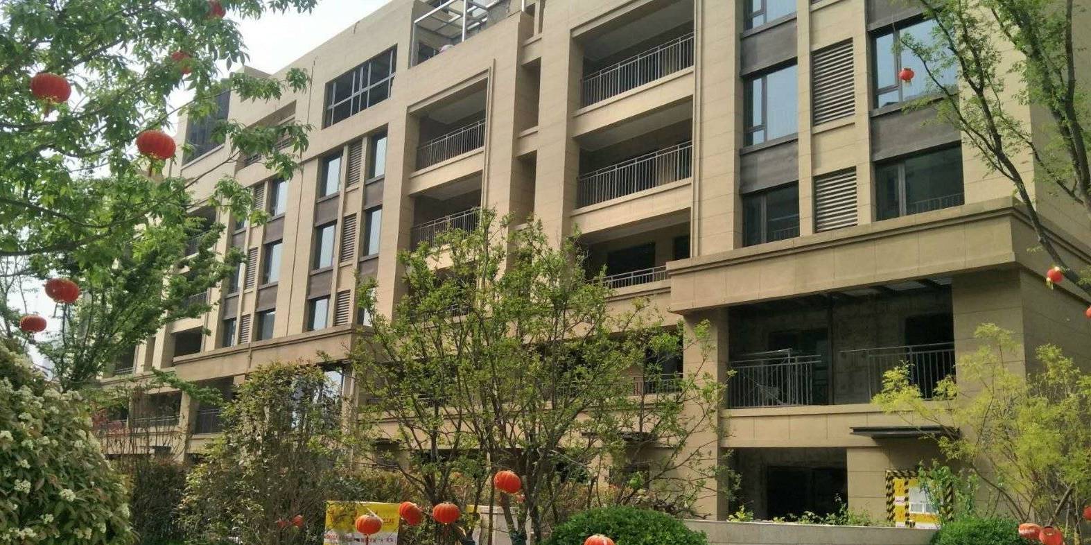  p>绿地澜庭位于郑州市经开区第八大街,由 a target="_blank" href="