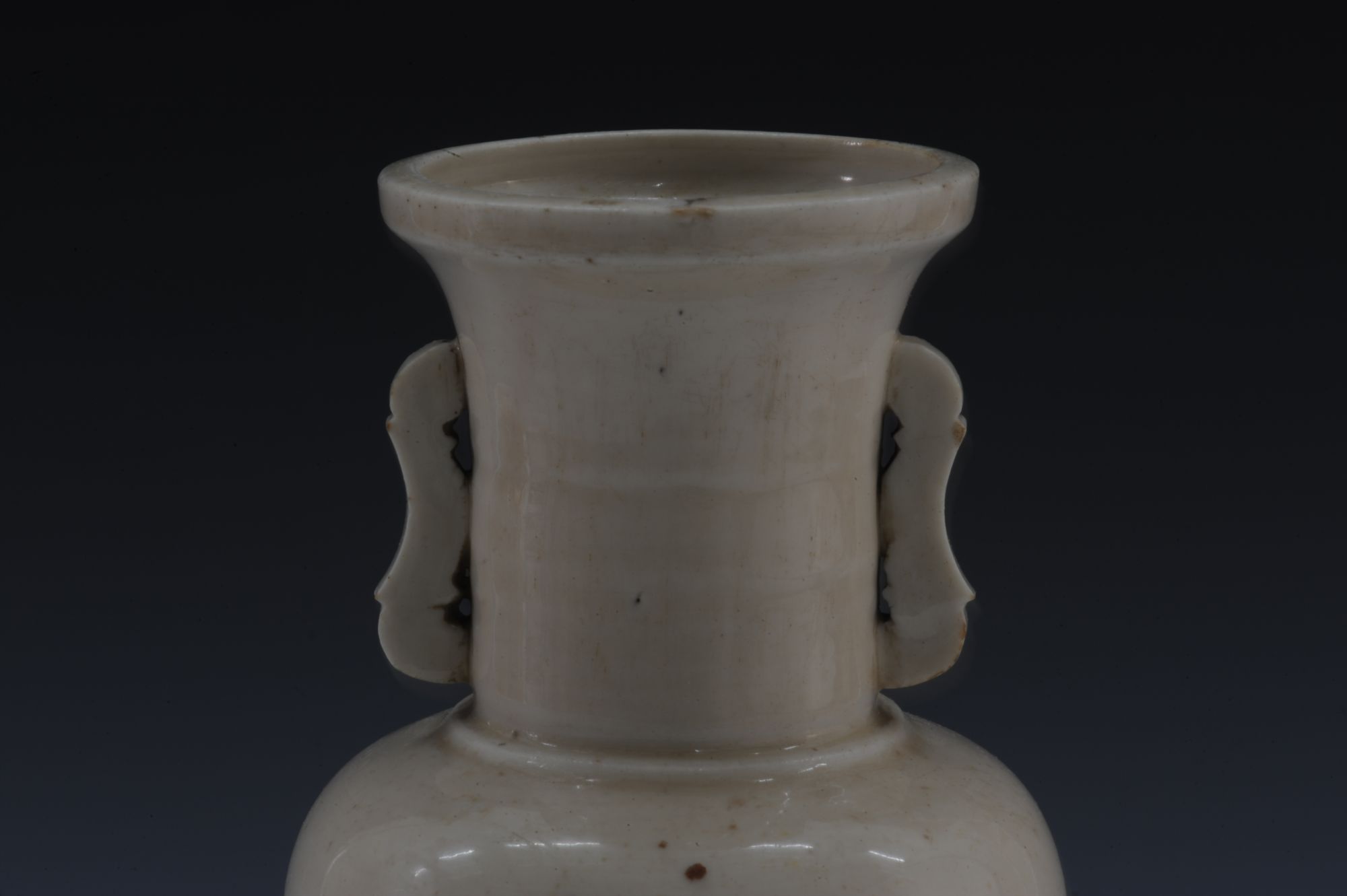 明代德化窑白釉弦纹双耳瓷瓶