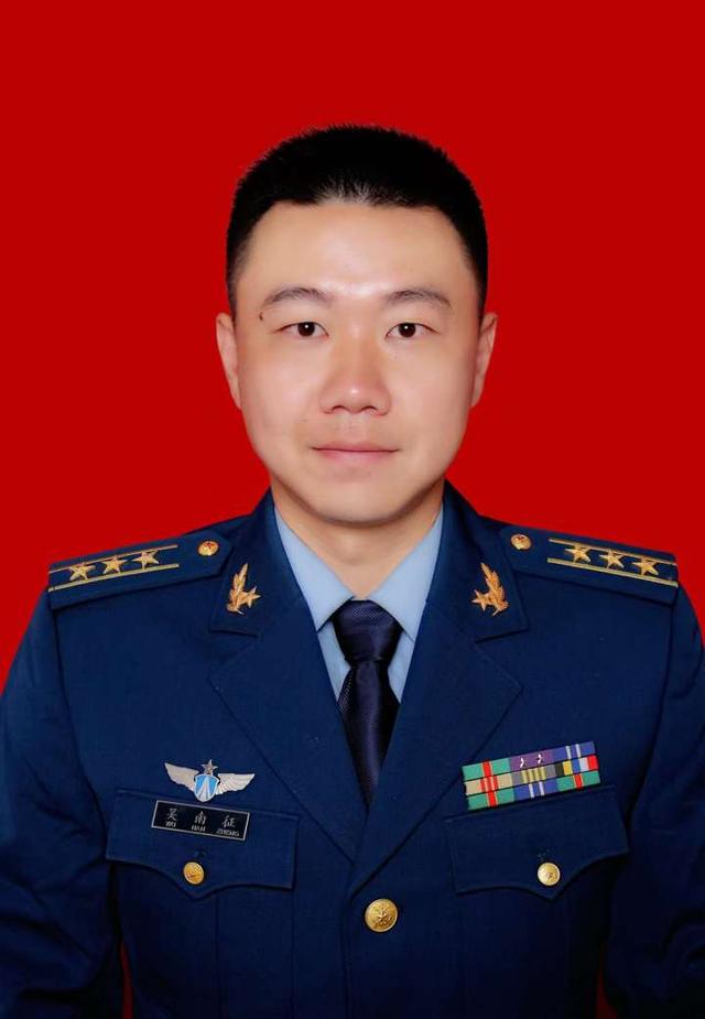 小河街道人,1982年11月出生,2001年8月入伍,现任93367部队上校飞行员