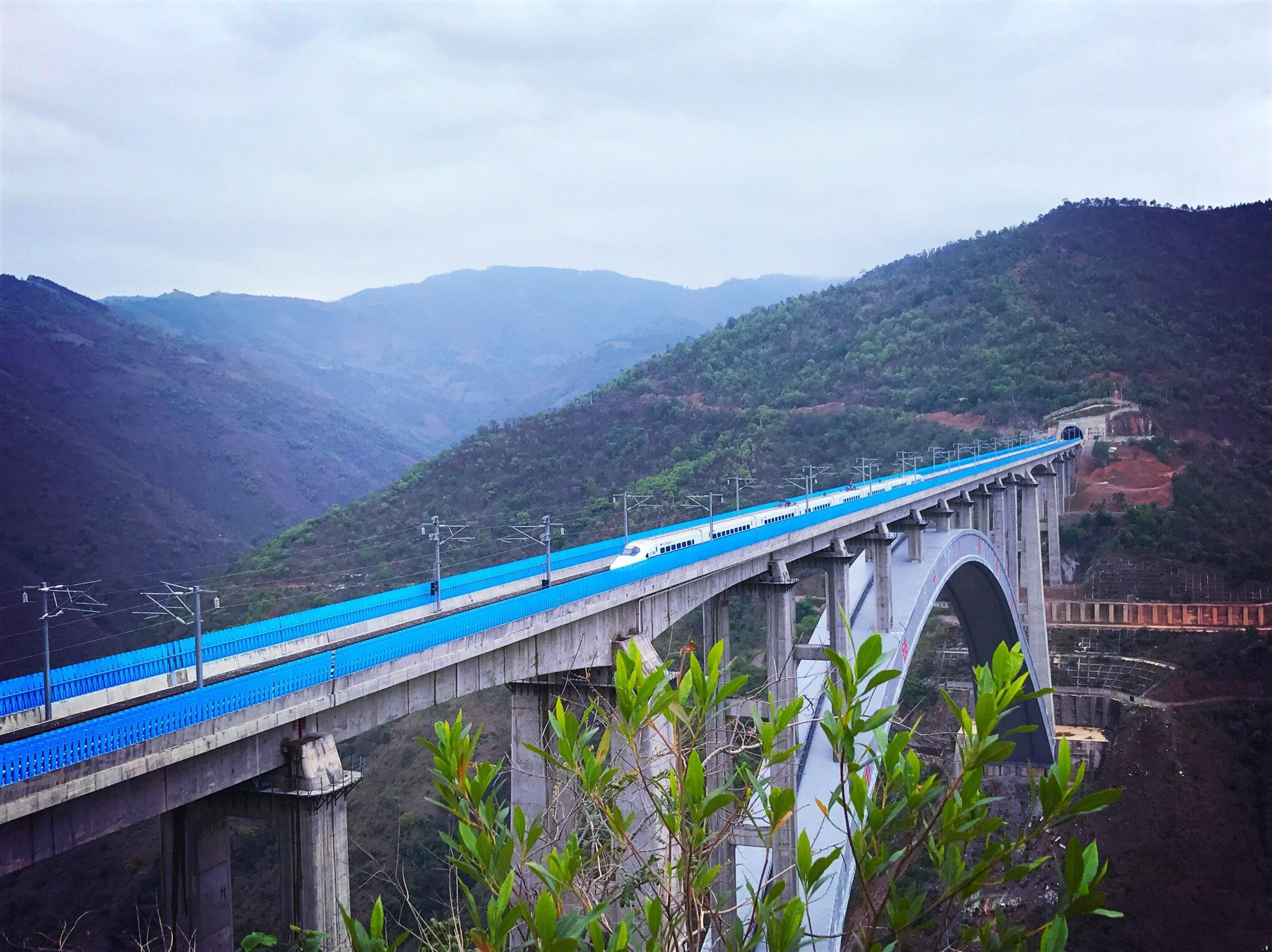  p>南昆高速铁路(nanning-kunming high-speed railway),简称南昆高铁