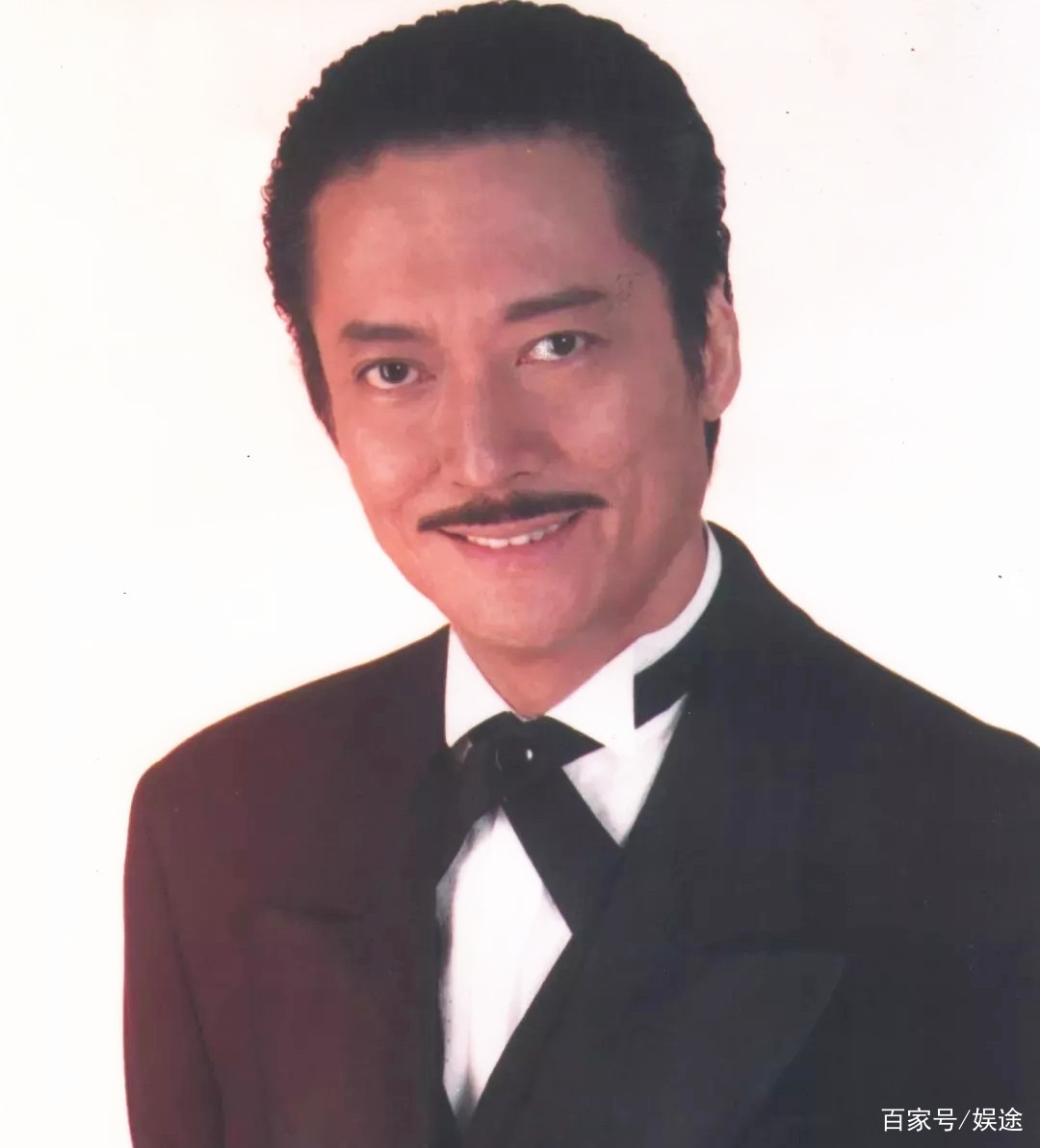 72岁反派专业户方刚罕露面，一脸慈祥心情好，一生未婚却儿孙满堂_百科TA说