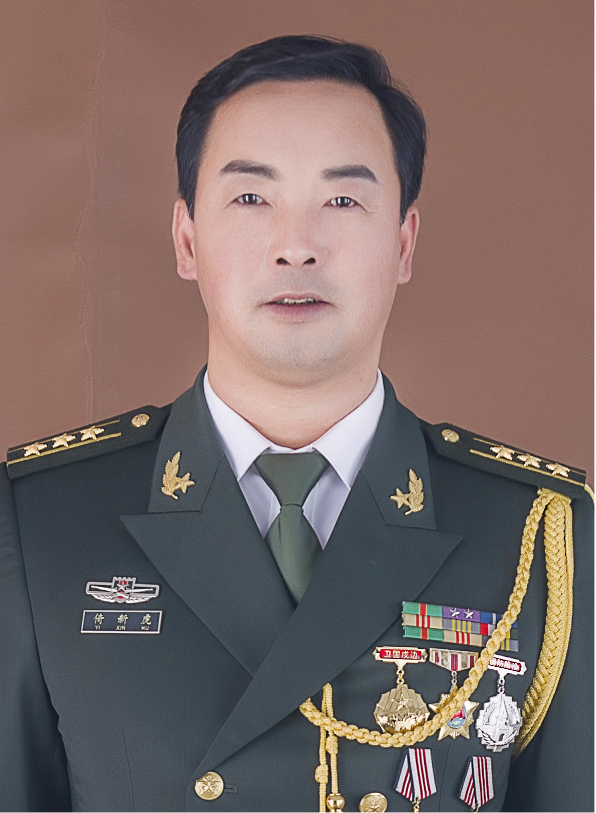  p>陕西富平人,曾在西藏某部戍边23年,历任排,连,营,团级干部,荣立三