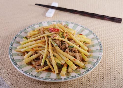  p data-id="gn8gvhsyzm">肉片炒水笋是一道美