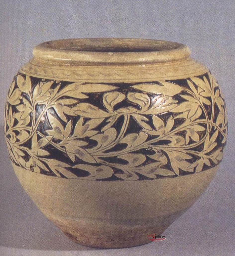 赤峰窑白釉剔花牡丹纹罐