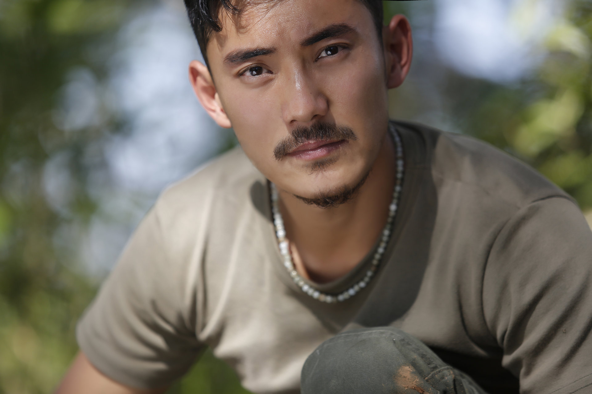 出生于山东省,毕业于中央戏剧学院2003表演系本科,中国内地男演员