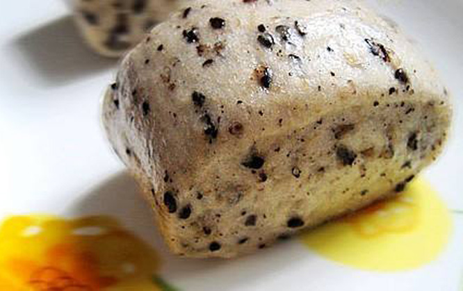  p>黑芝麻核桃小馒头,东北特色小吃,营养丰富,做法考究. /p>