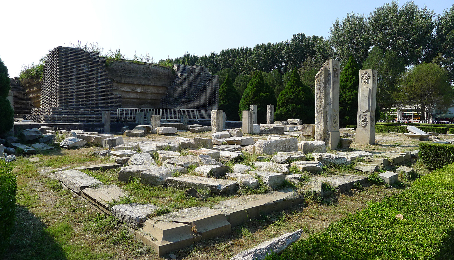  p>圆明园遗址公园位于北京市 a target="_blank" href="/item/海淀区