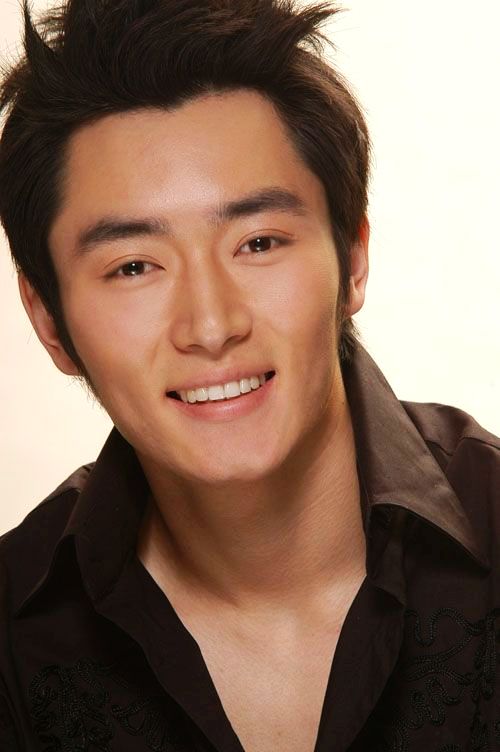 出生于河南省郑州市,中国内地影视男演员,毕业于北京电影学院2003级