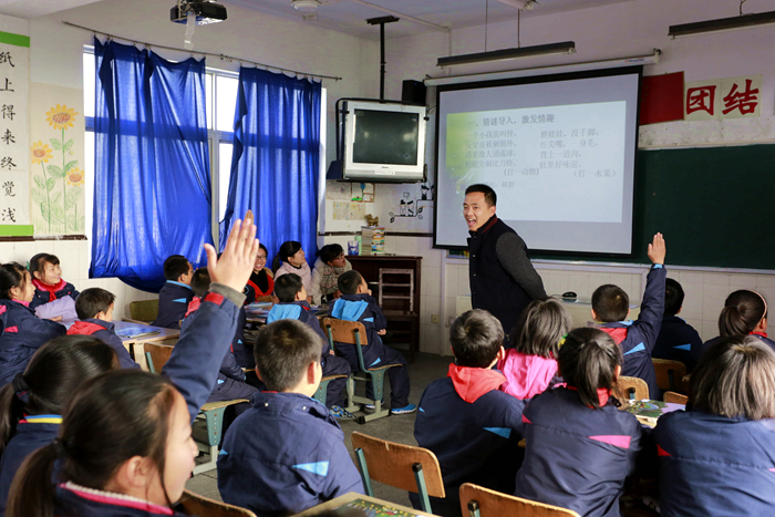 莼湖镇尔仪小学地处九峰山麓,奉松公路旁,交通方便,是一所老校舍的