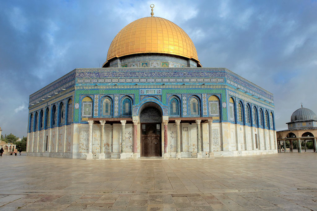  p>圆顶清真寺(英语:the dome of the rock;拉丁化masjid quba sakhra