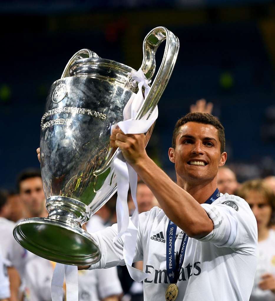 桑托斯·阿韦罗(cristiano ronaldo dos santos aveiro),简称"c罗"