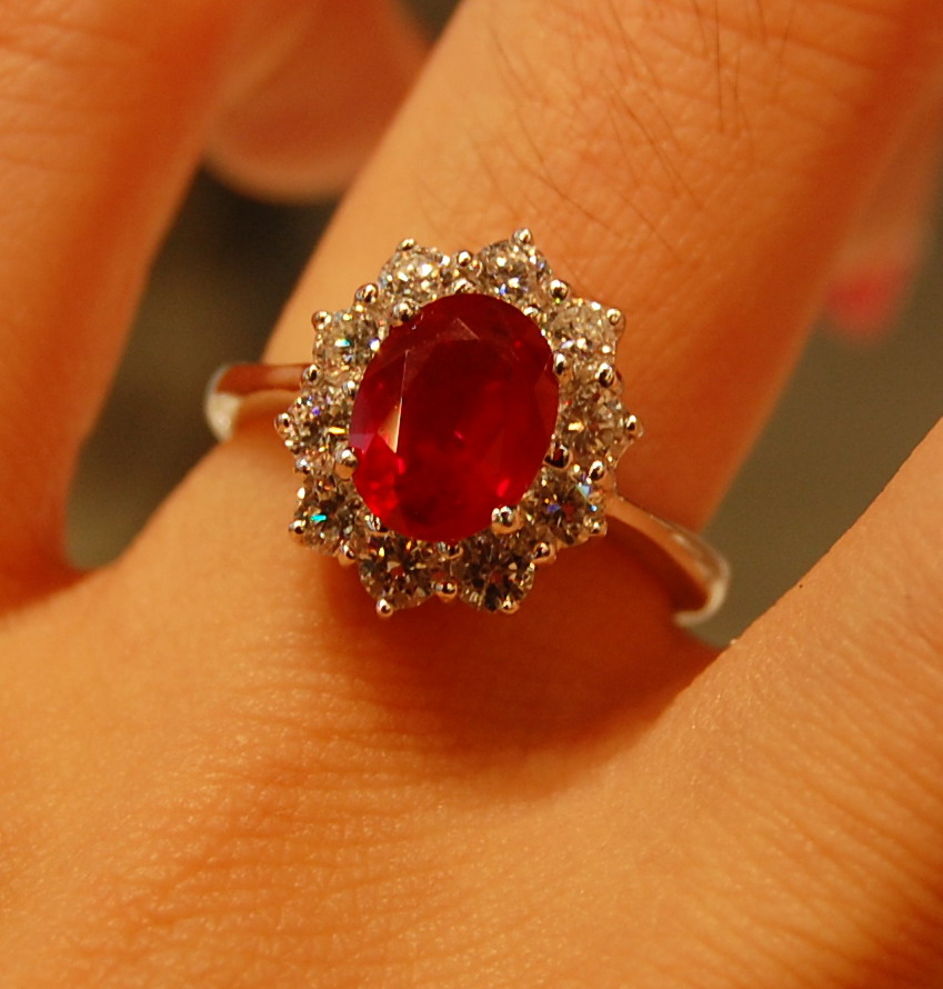  p>泰国红宝石,是泰国产的红宝石,泰国红宝石的颜色较深,透明度较低