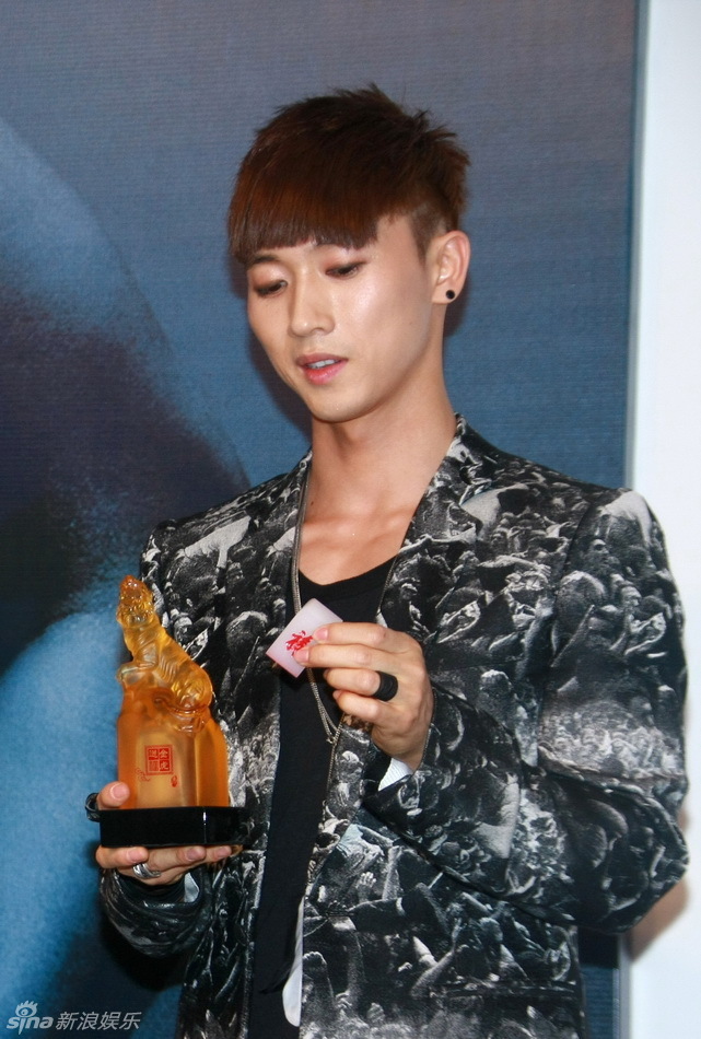  p>张佑赫(         ),1978年5月8日出生于韩国庆尚道大丘市.