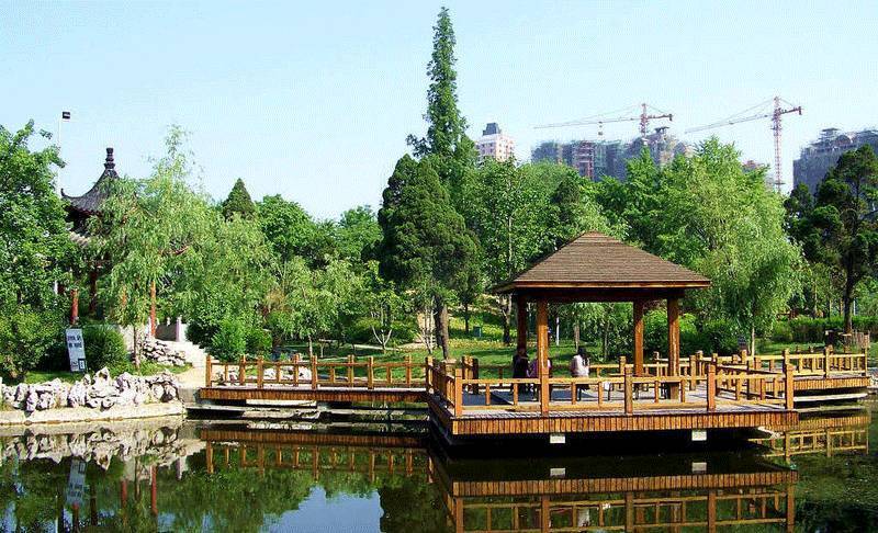  p>阜阳清颍公园始建于1953年10月,占地9.7公顷.