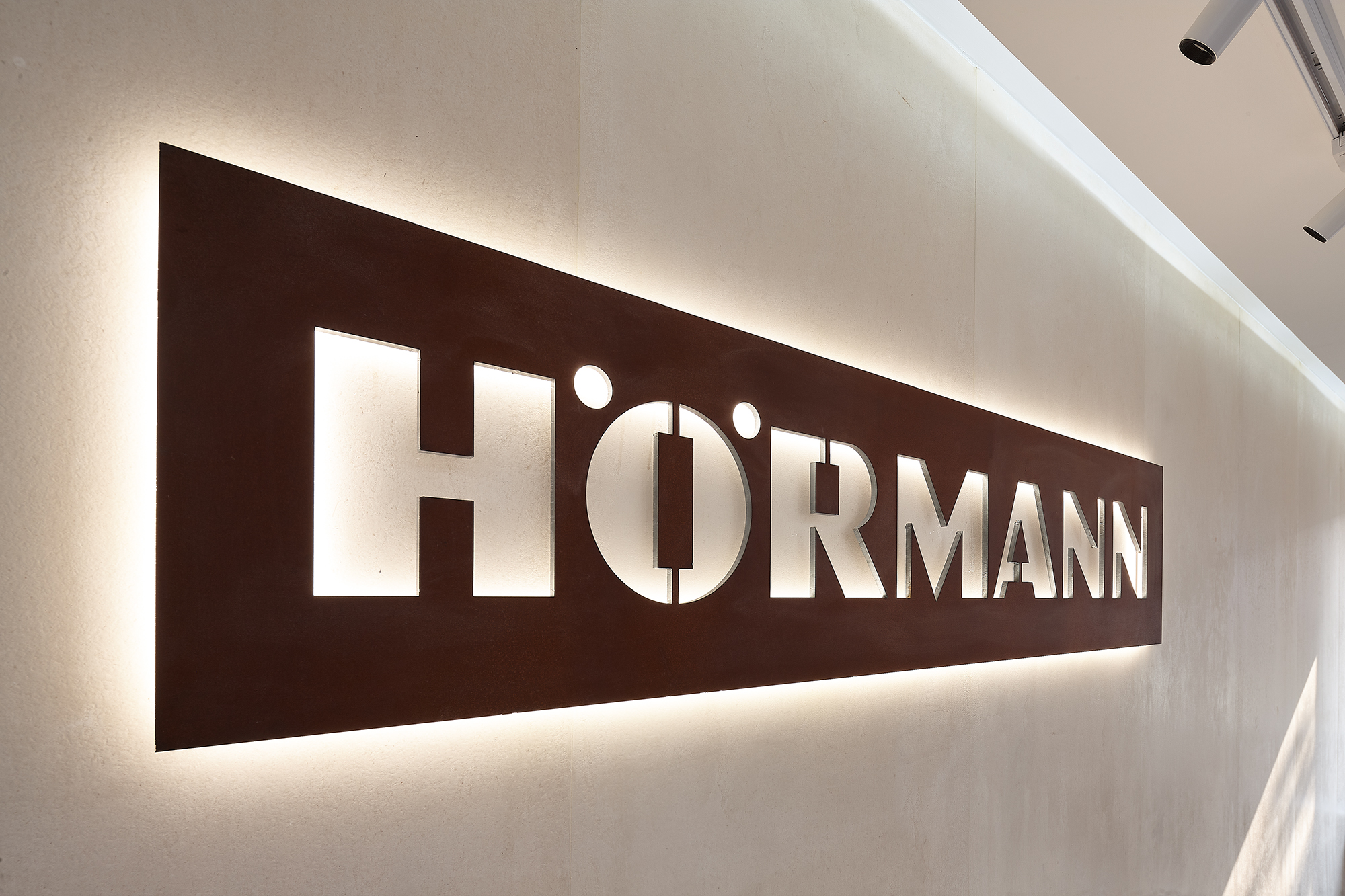 产品涵盖工业用门和民用门,总部位于德国施泰因哈根,霍曼是以全球化