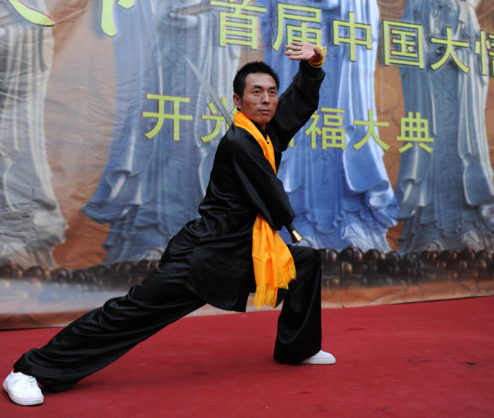 石勇,1974年出生于河南正阳县,现居北京,从事武术研究和推广,中国少林