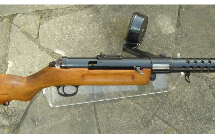  p>mp18 a target="_blank" href="/item/冲锋枪/412317" data-lemma