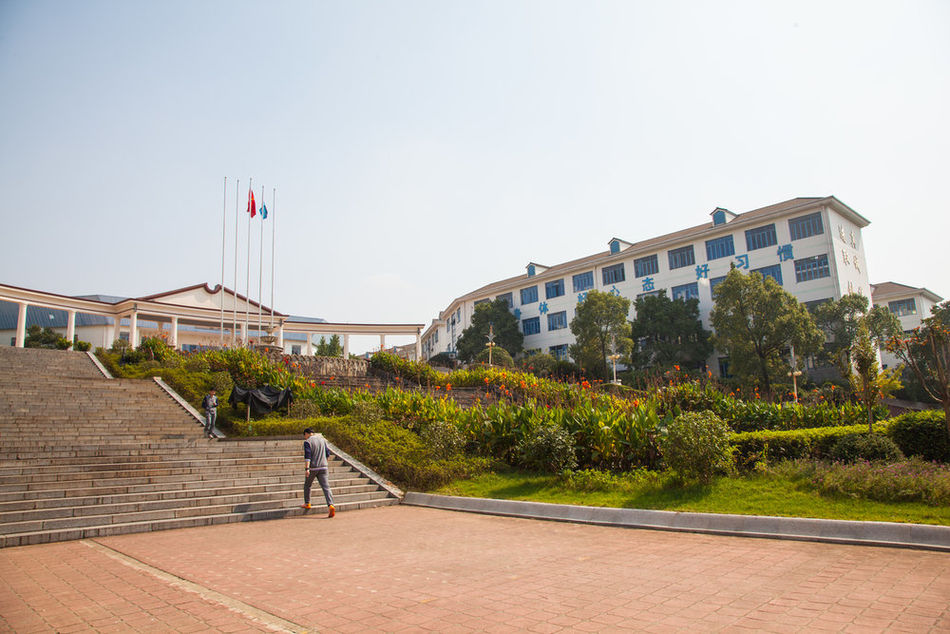  p>湖南长沙同升湖实验学校是一所十五年一贯高级全日制寄宿学校,地