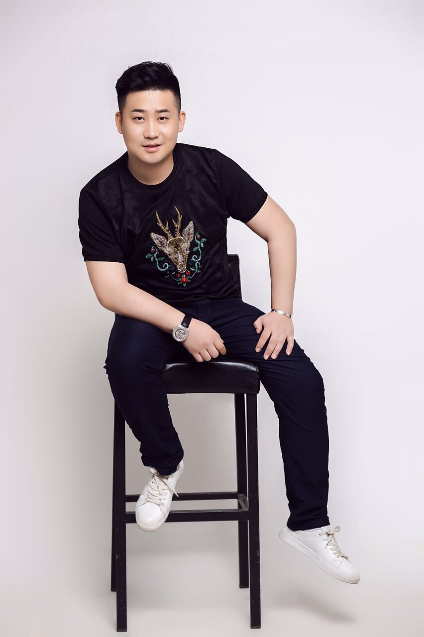 这首歌由李绰(艺名 a target="_blank" href="/item/小鹏飞/4837122"