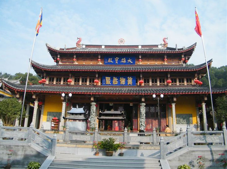  p>龙泉寺位于福建省长乐市鹤上镇,历经多次兴衰.