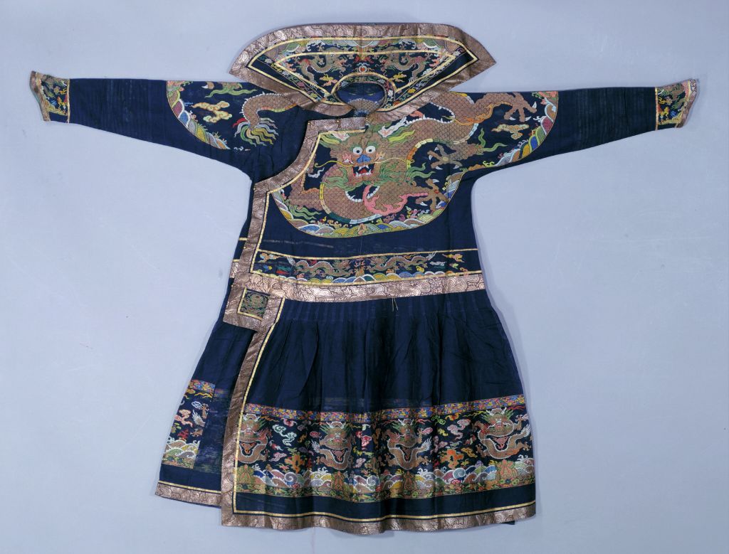  p>石青纱妆花云蟒纹单朝袍是清代早期礼服. /p>