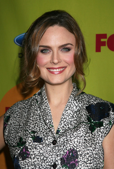  p>艾米丽·丹斯切尔 i>(emily deschanel) /i>,1976年10月11日出生于