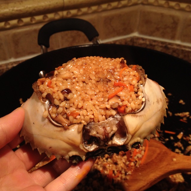  p>螃蟹蒸饭这道饭的主要原料是海蟹,口味的好坏全在海蟹上,所以海蟹