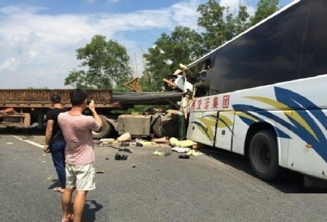 11·23汕尾高速客车相撞事件