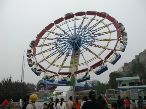  p data-id="ta0c8dthqbhl">意大利飞毯是一种大型游乐设施,可供多人