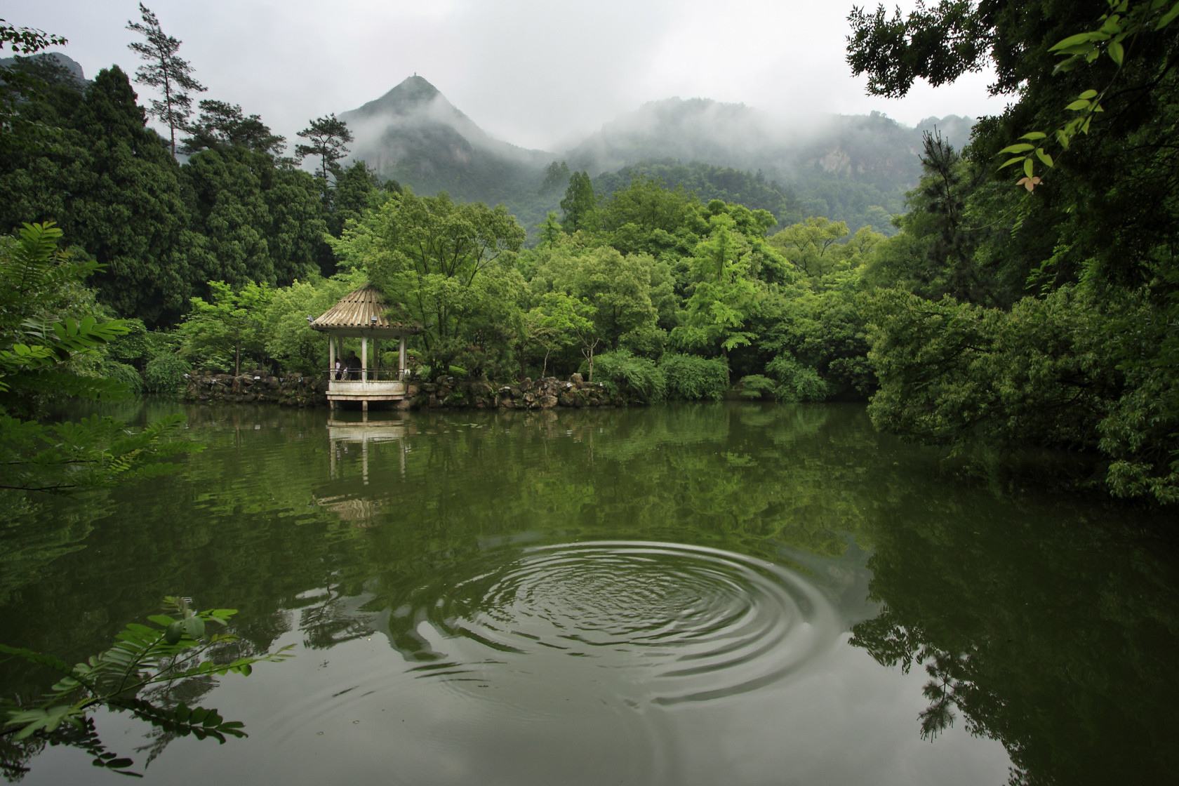  p data-id="gnhhlvaysc">龙珠湖是一个山,湖,洞,寨连成一体的风景区