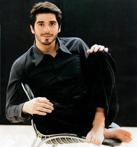  p>patrick fiori,1969年出生,法国南部港城马赛人,母亲是科西嘉岛 a