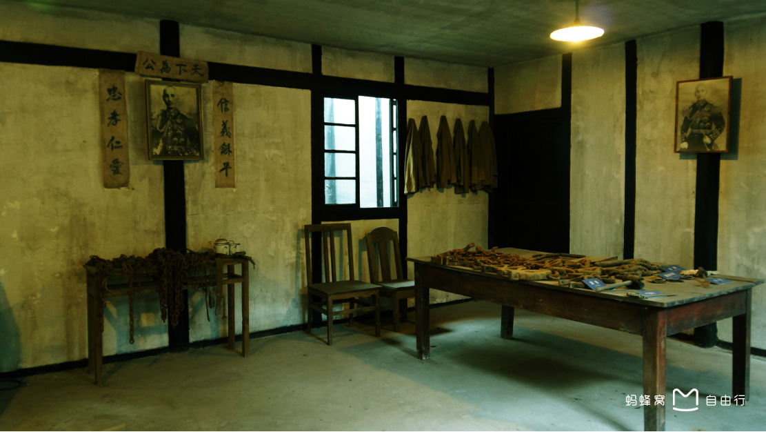  p>渣滓洞集中营位于重庆市 a target="_blank" href="/item/歌乐山">