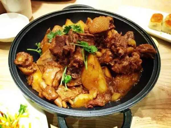  p>土豆炖大鹅是一道美味佳肴,主料是大鹅,土豆. /p>