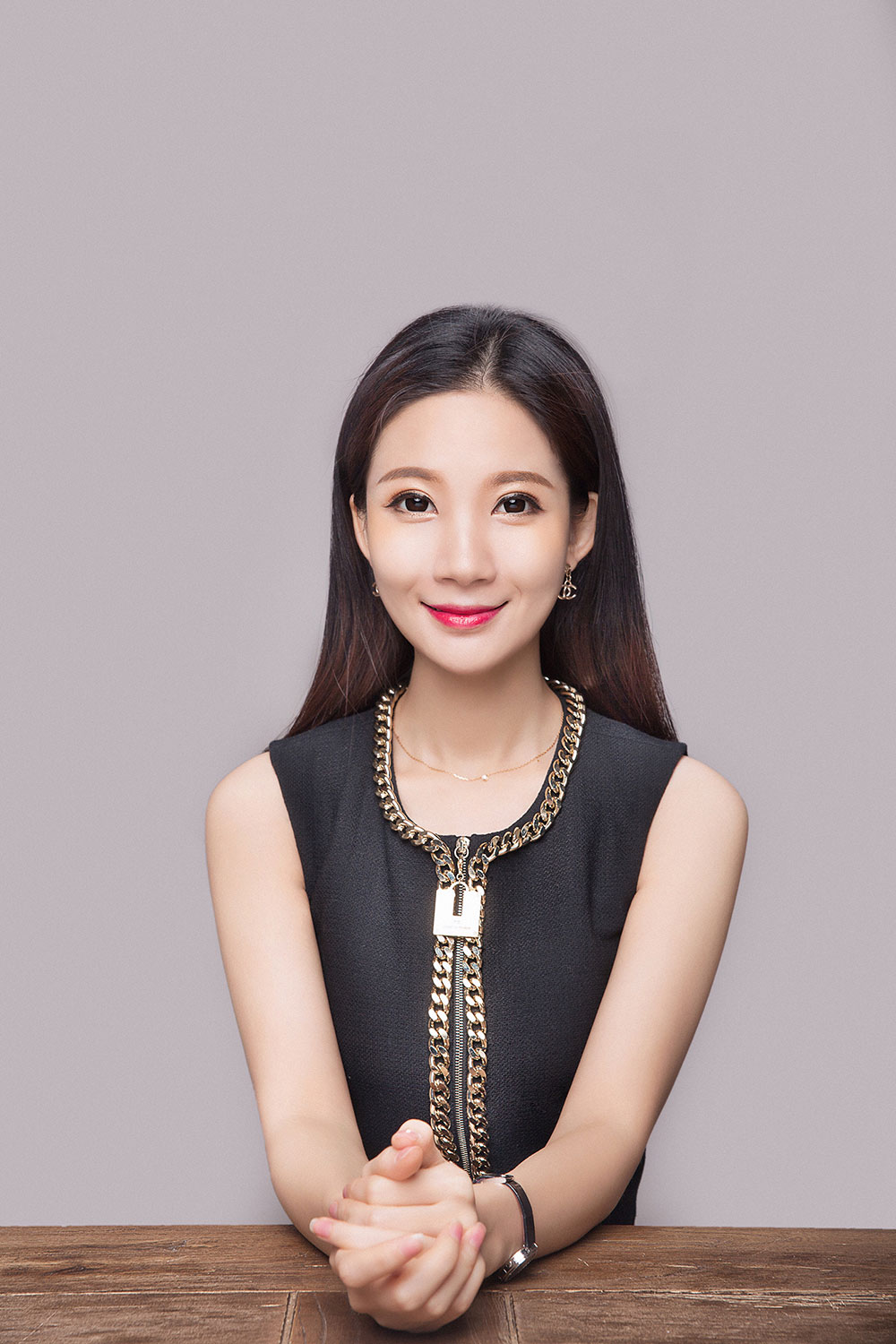 毕业于湖南师范大学,公共管理学硕士研究生学历,中国内地女主持