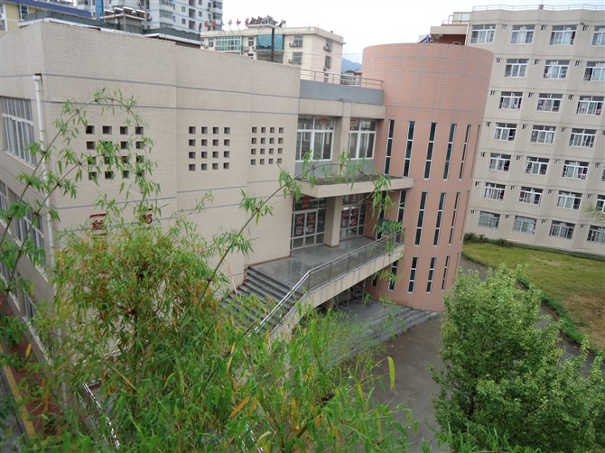  p>旬阳中学是一所全日制省级标准化高中,建于1942年,坐落在风景旖旎 