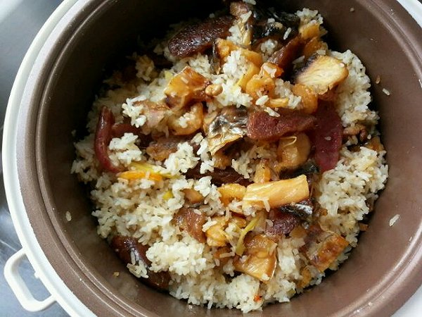  p>电饭煲腊味饭是一道简单的家常菜,主料是 a target="_blank" href=