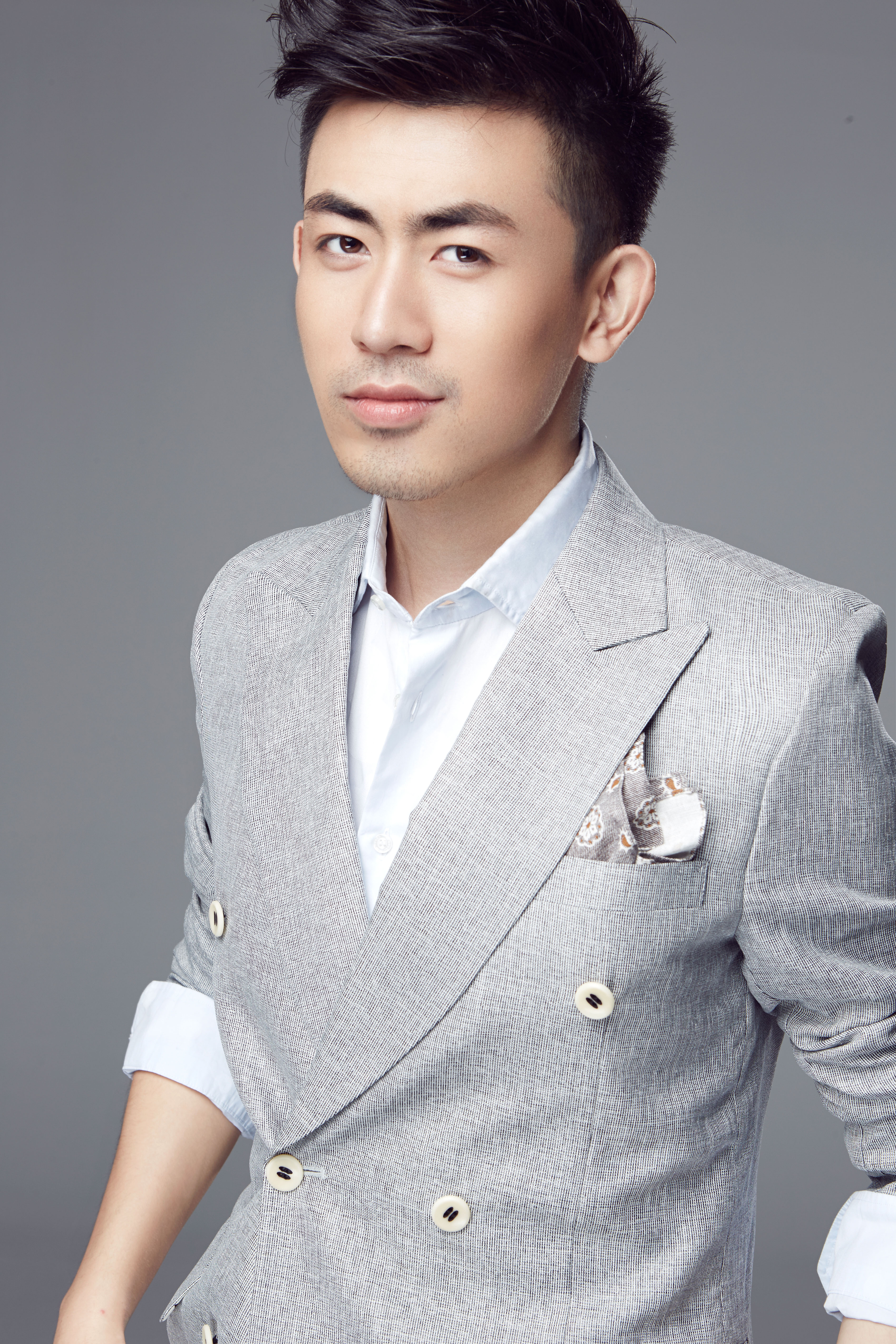  p>郎鹏,出生于吉林省延边朝鲜族自治州珲春市,毕业于 a target="