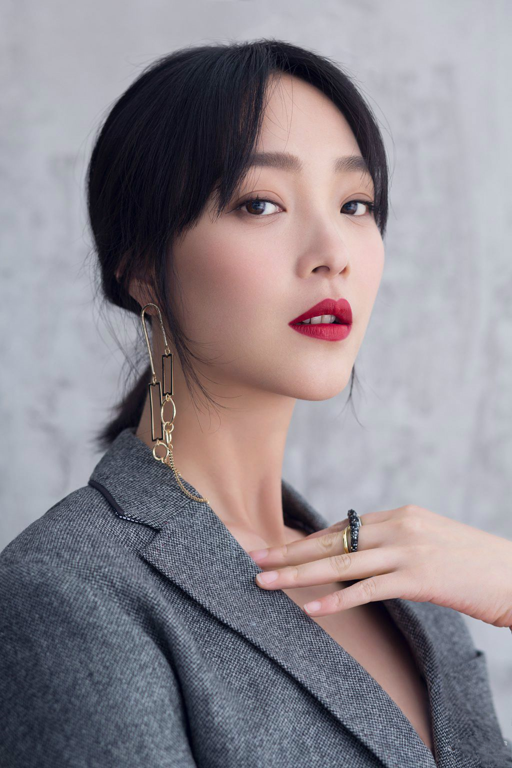  p>何杜娟,1990年4月1日出生于广东省河源市连平县,中国内地女演员