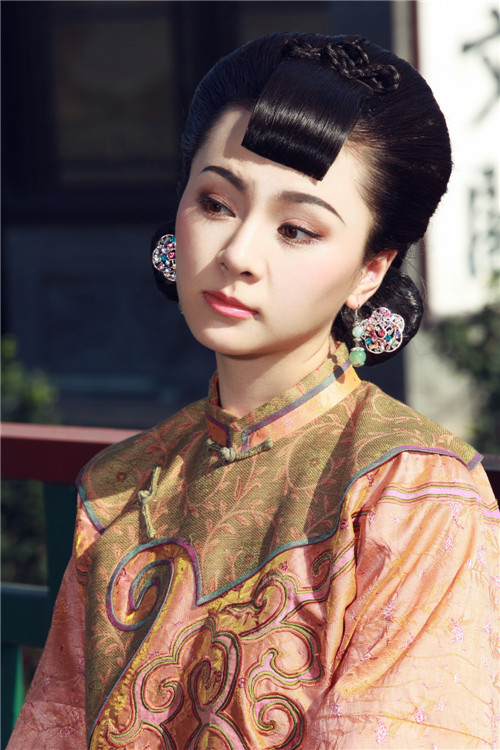  p>尔玛依娜,四川省阿坝藏羌自治州人,中国内地制片人,女演员,2007年