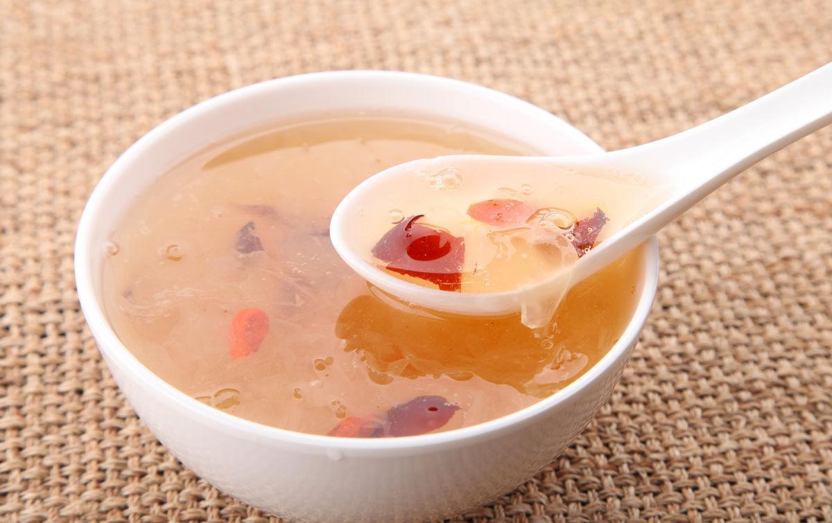 莲子银耳枸杞汤