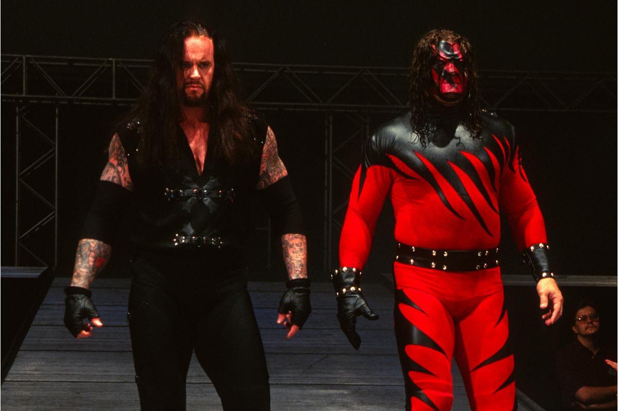 由the undertaker和弟弟kane组成