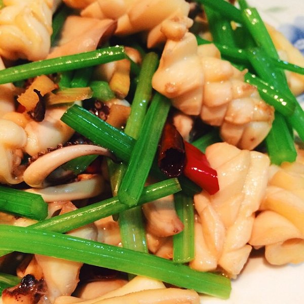 由 a target="_blank" href="/item/鱿鱼">鱿鱼 /a>须300克,芹菜等