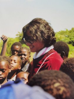 黄家驹与非洲当地儿童